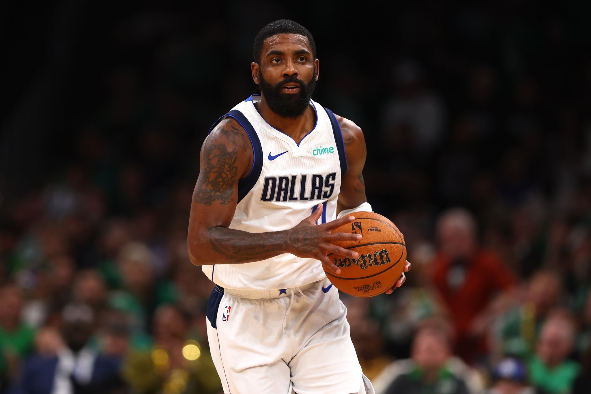O Kyrie Irving κάνει διακοπές στην Κρήτη και μοιράζει λεφτά