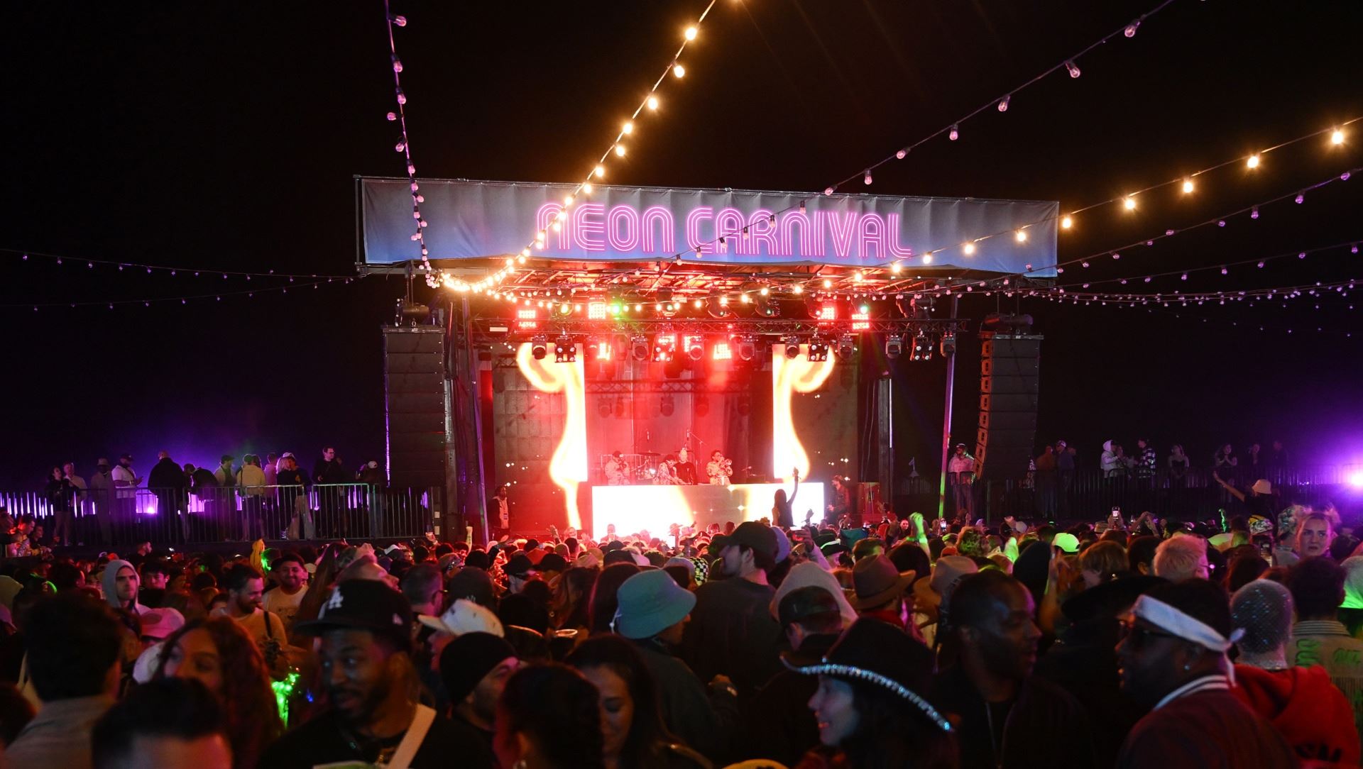 Το Απόλυτο Party της Ερήμου: Ο Γιώργος Σατσίδης γράφει για το Neon Carnival 2025