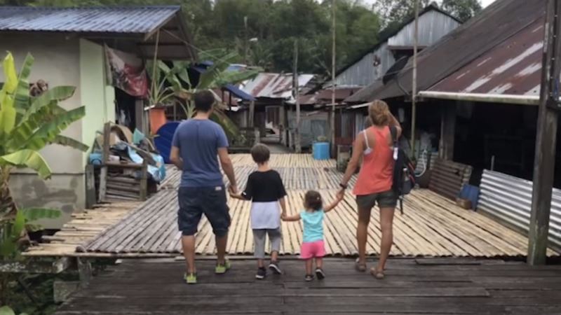 Μία τετραμελής οικογένεια από την Ελλάδα γυρίζει τον κόσμο