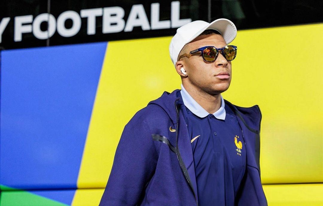 Στον καρπό του Kylian Mbappé δεσπόζει ένα εμβληματικό, διαμαντένιο ρολόι