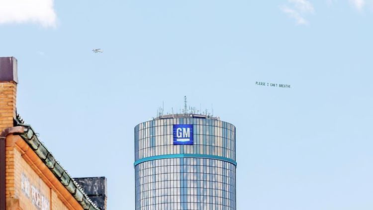 Ο ουρανός της Νέας Υόρκης γέμισε με τα τελευταία λόγια του George Floyd