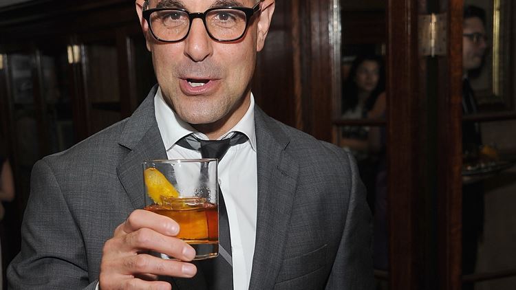 Ο Stanley Tucci φτιάχνει γιορτινά cocktails με τους Emily Blunt και John Krasinski