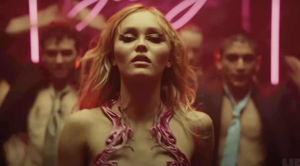Στο νέο trailer του The Idol δε χορταίνουμε τη Lily-Rose Depp
