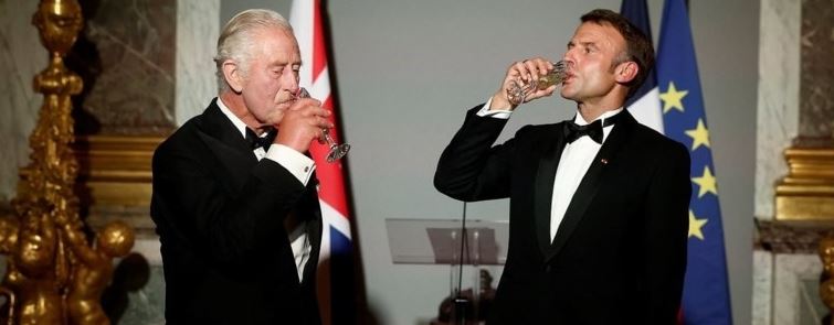 Ένας μπλε αστακός και ακριβά κρασιά για τον Κάρολο κόστισαν στον Macron 475.000 ευρώ και ένα μίνι σκάνδαλο