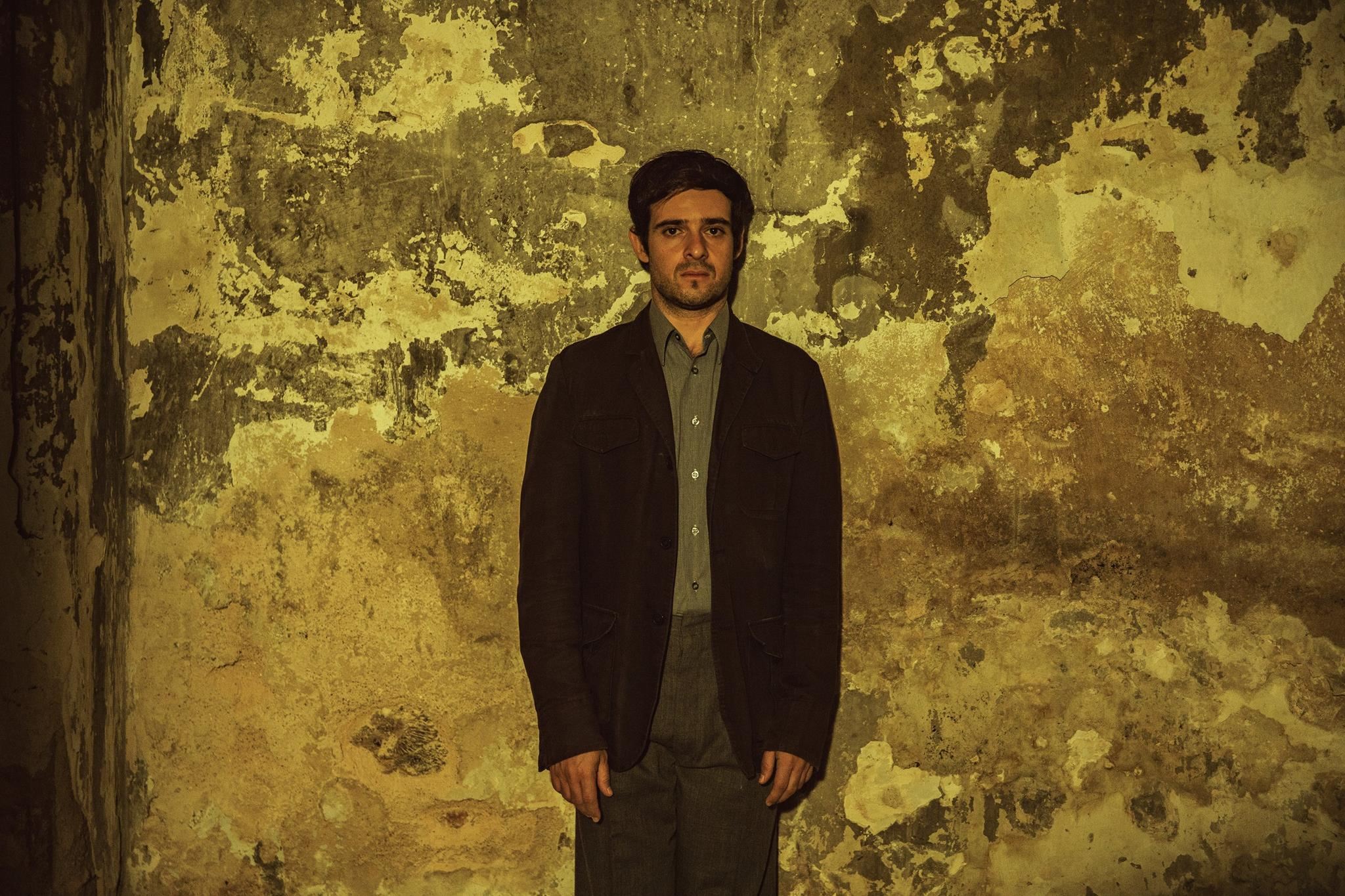 Ο Αντώνης Γκρίτσης παραμένει σιωπηλός σε μία ακόμη θορυβώδη θεατρική χρονιά