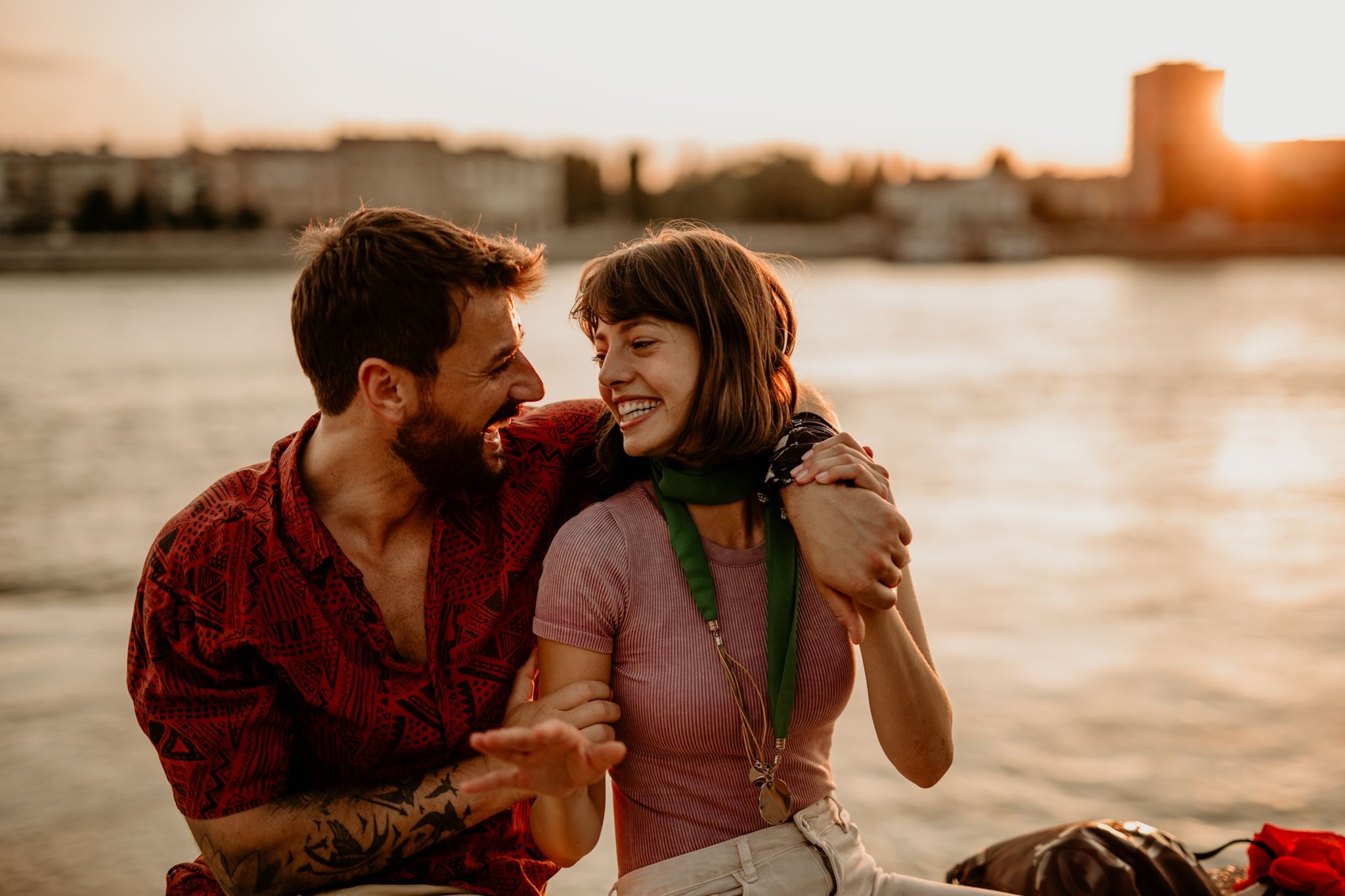 Love bombing, αυτή η -όχι και τόσο νέα- μάστιγα