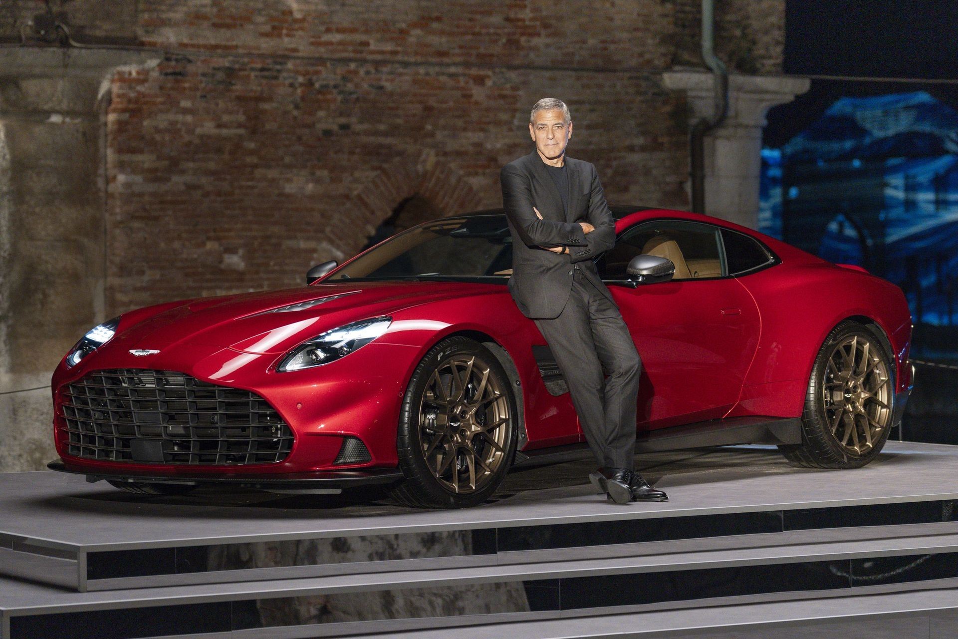 Τέλειος συνδυασμός σημαίνει νέα Aston Martin Vanquish και George Clooney