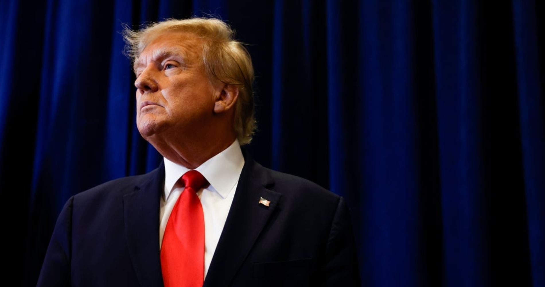 Ο Donald Trump έκανε comeback με μία φωτογραφία από τη σύλληψή του