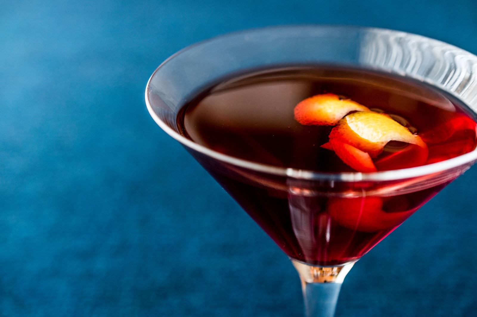 Το low-ABV Manhattan είναι το cocktail που χρειάζεσαι αυτή την εποχή