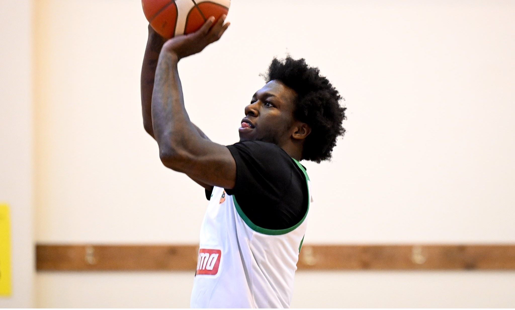 Έγινε και αυτό: Ο Kendrick Nunn τραγούδησε το 'Δε θα πας πουθενά' της Πέγκυς Ζήνα (video)