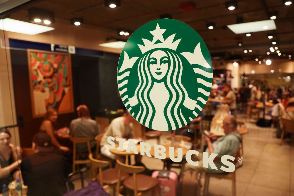 Ο νέος CEO των Starbucks πηγαίνει στο γραφείο του με ιδιωτικό αεροσκάφος