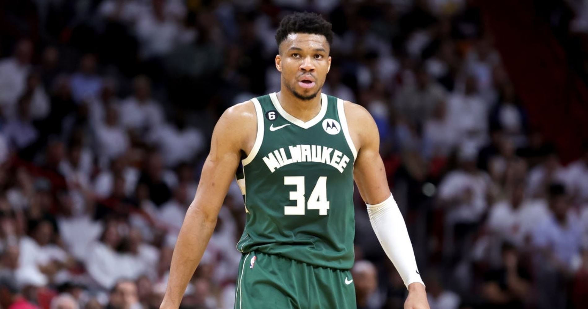 O Γιάννης Αντετοκούνμπο ζητά 95.000 δολάρια από εταιρεία πολυτελών κρεβατιών