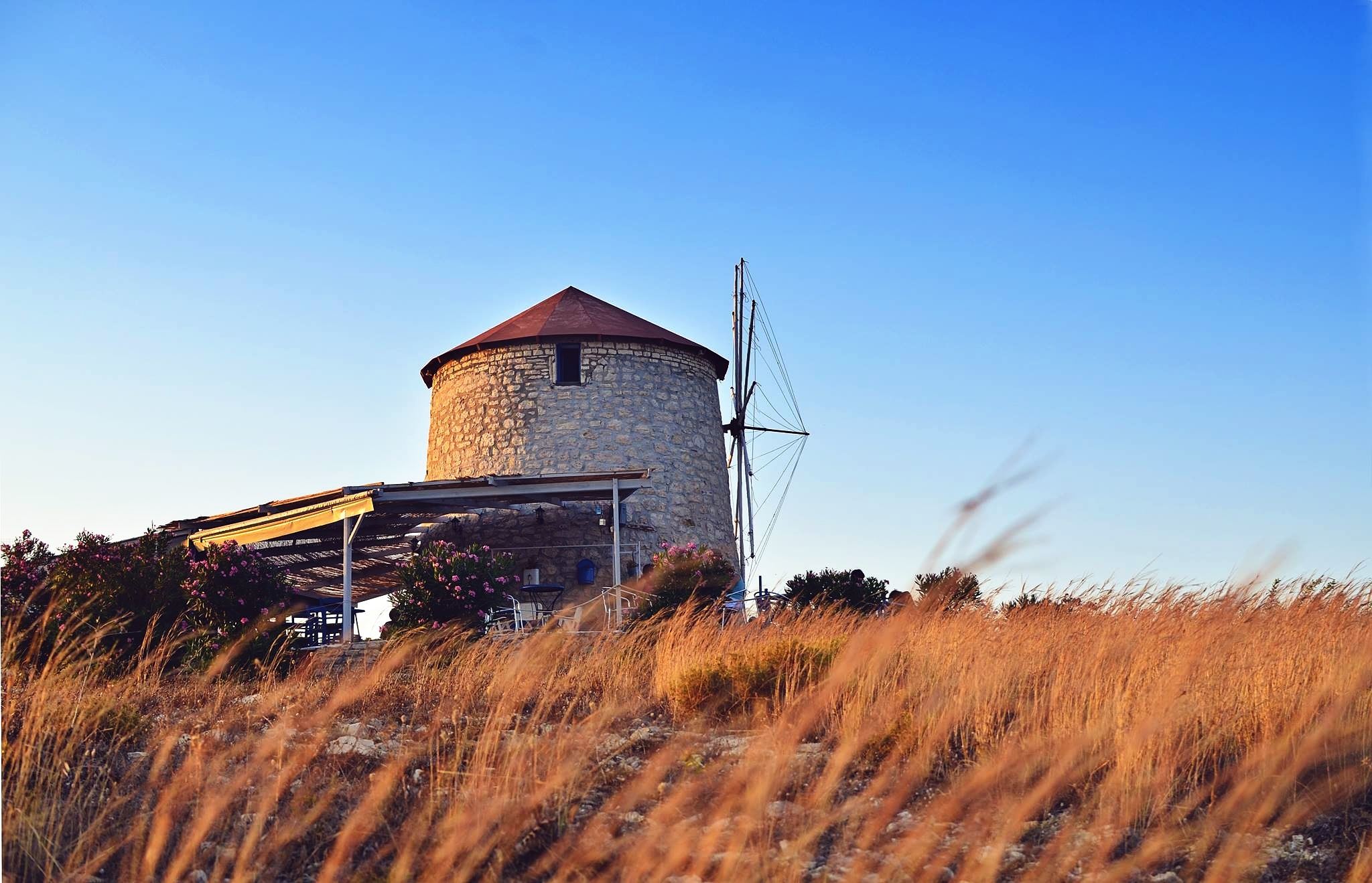 Ξεκαλοκαιριάζαμε στον Καστό και σε αυτό το μπαρ-έκπληξη