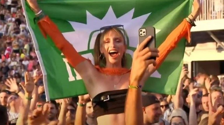 Σε άλλα νέα, ο ήλιος του ΠΑΣΟΚ ανέτειλε στο Tomorrowland του Βελγίου