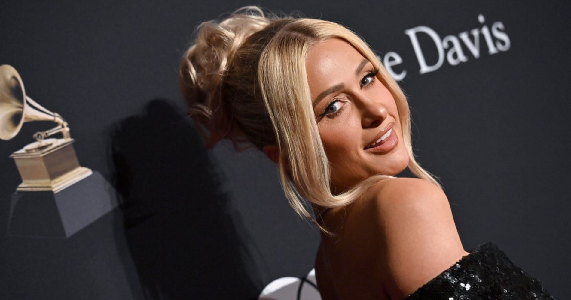 Σαν άλλη Barbie, η Paris Hilton κάνει διακοπές στην Ελλάδα φορώντας το ροζ μπικίνι της