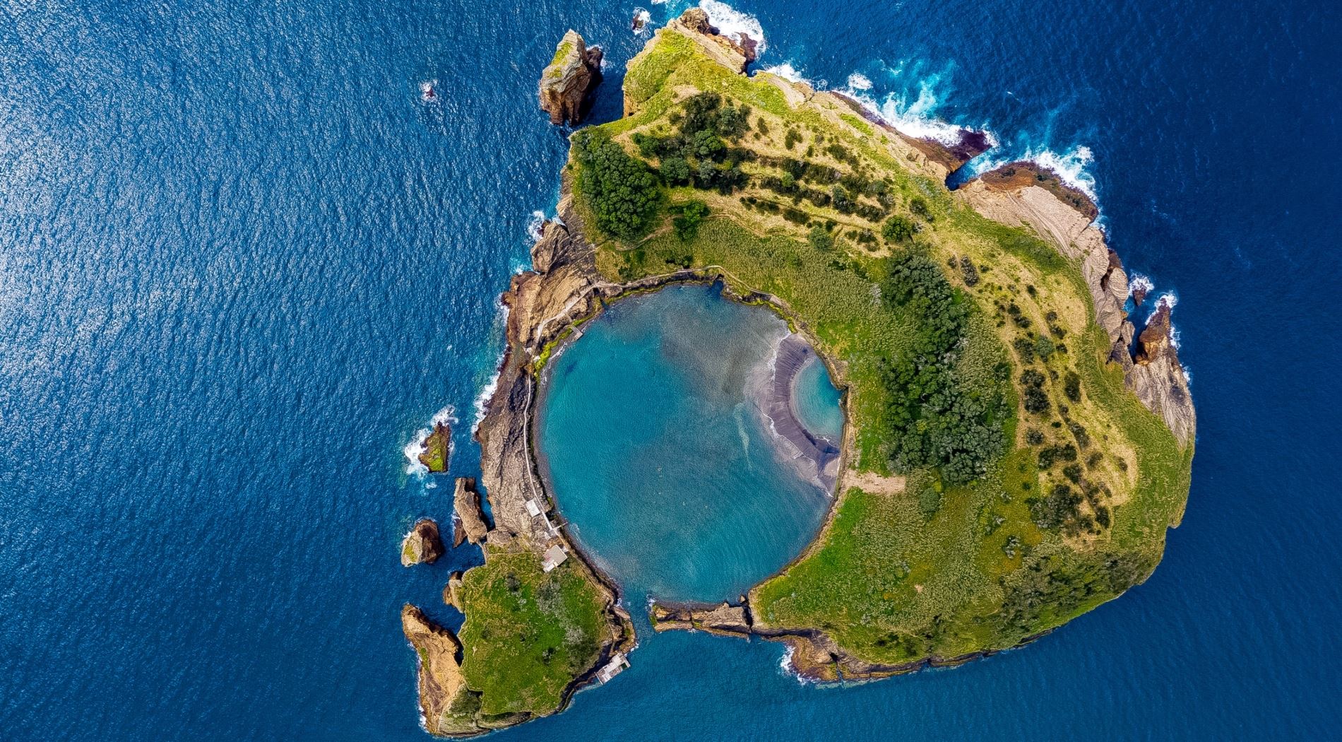 Το πιο όμορφο νησί στην Ευρώπη έχει τη δική του φυσική πισίνα