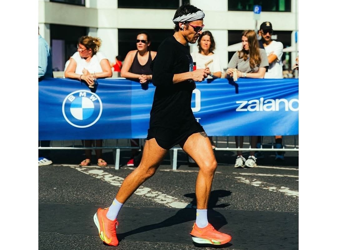 Με αυτά τα παπούτσια έκανε ρεκόρ ο Harry Styles στον μαραθώνιο του Βερολίνου