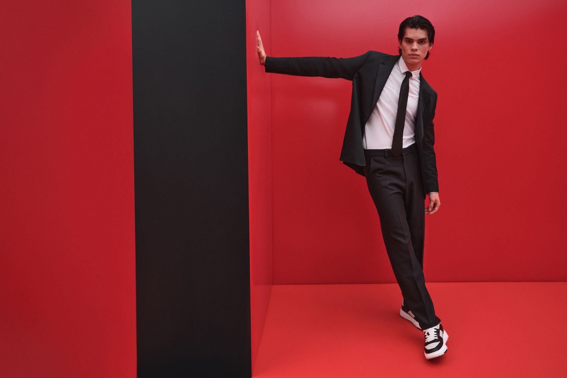 Η HUGO παρουσιάζει next-level tailoring καμπανια για την Άνοιξη/Καλοκαίρι 2025: για μια νέα γενιά τολμηρού στυλ