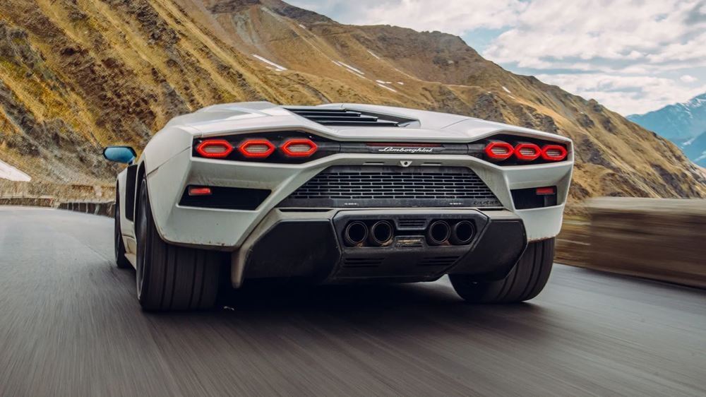 Οδηγώντας την αναγεννημένη Lambοrghini Countach