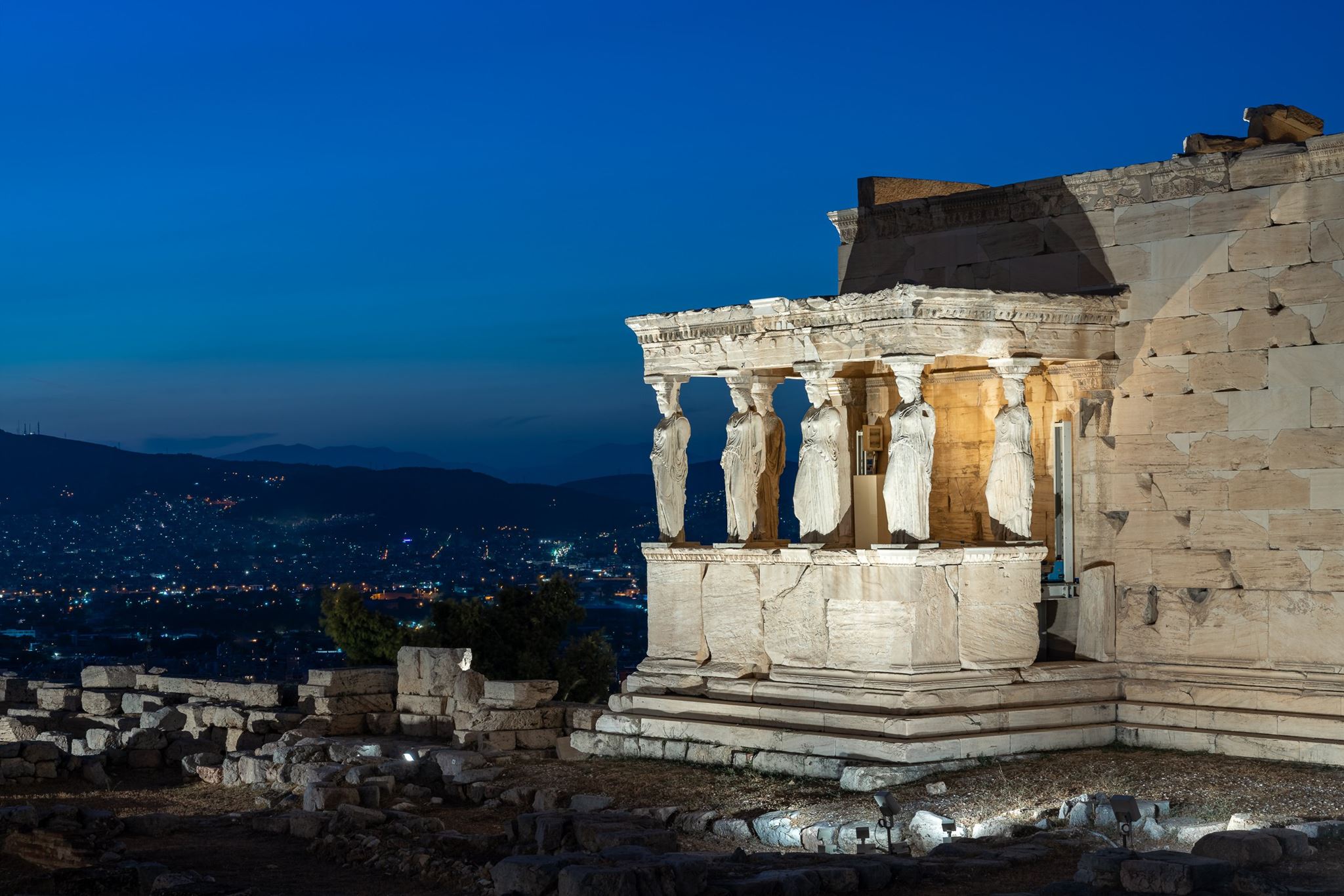 Το νέο φως που λούζει την Ακρόπολη σε φωτογραφίες