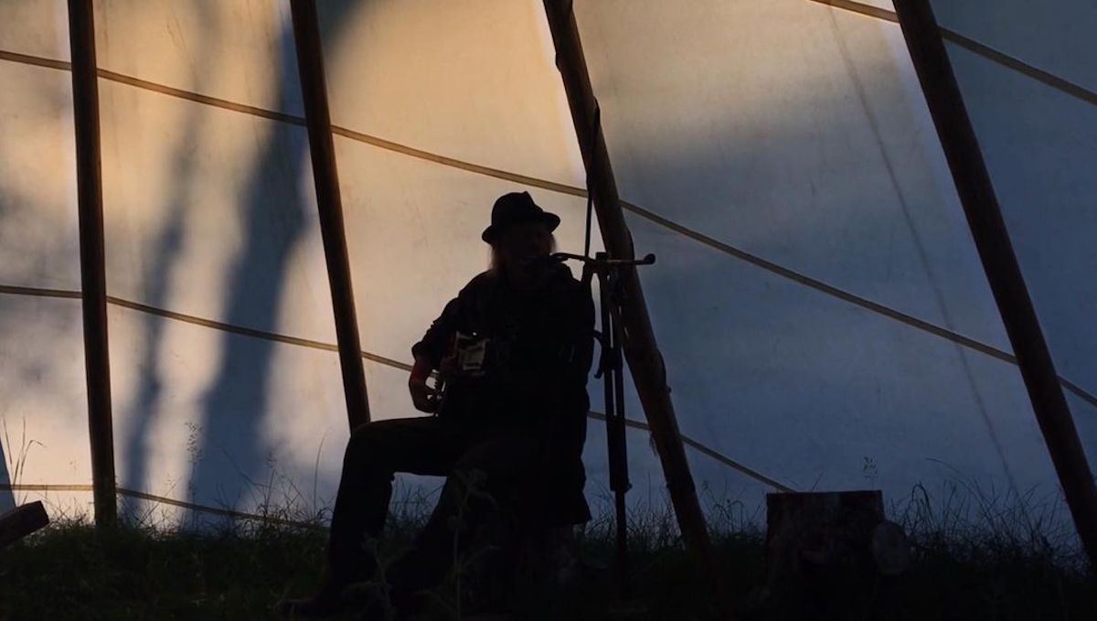 Ο Neil Young κυκλοφόρησε το live album Young Shakespeare