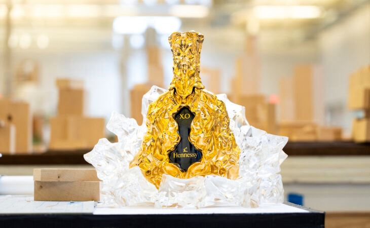 Μία τσαλακωμένη, χρυσή φιάλη για ένα ιστορικό κονιάκ