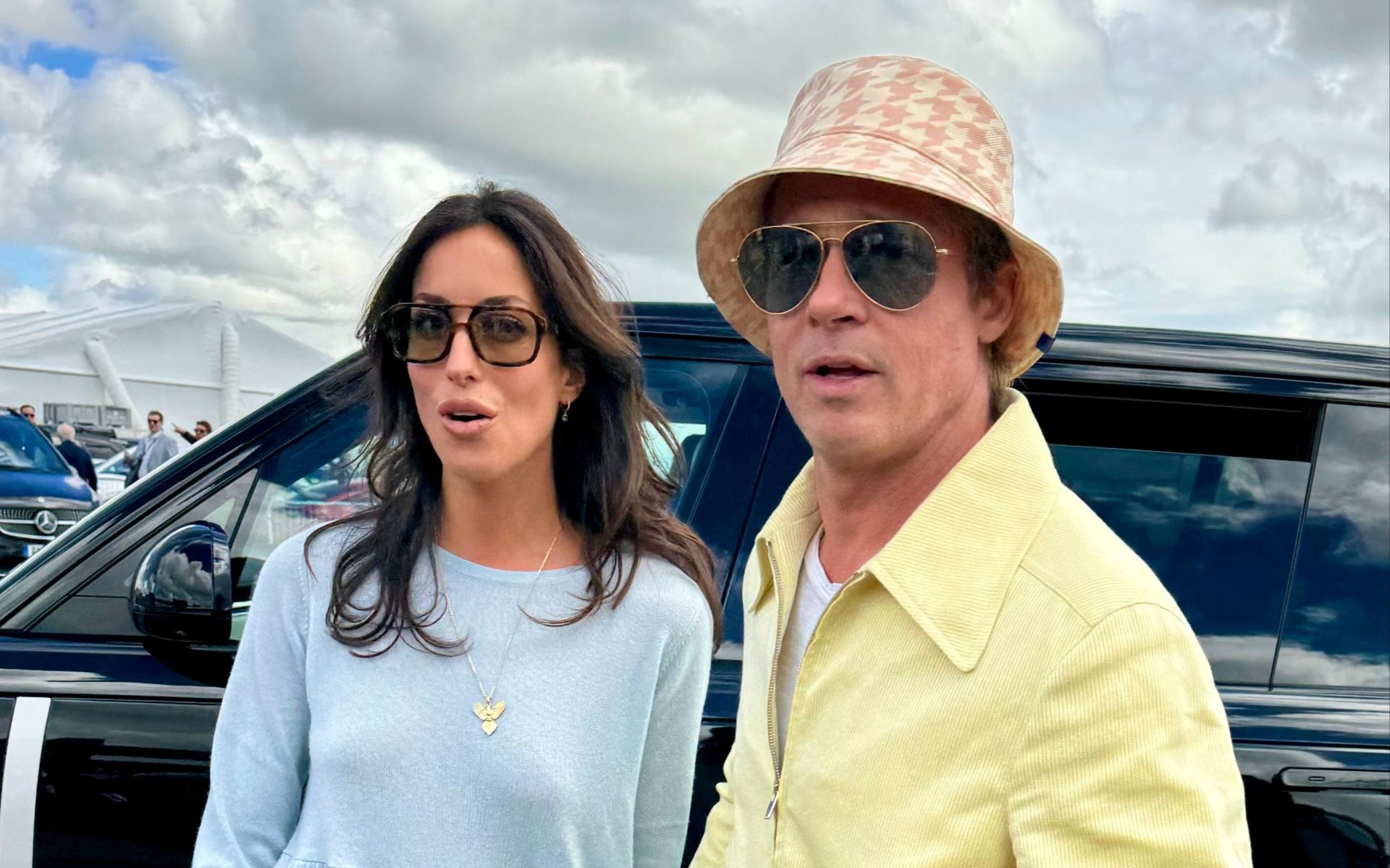 Bucket Hat: Από την σκηνή του Manchester στο κεφάλι του Brad Pitt