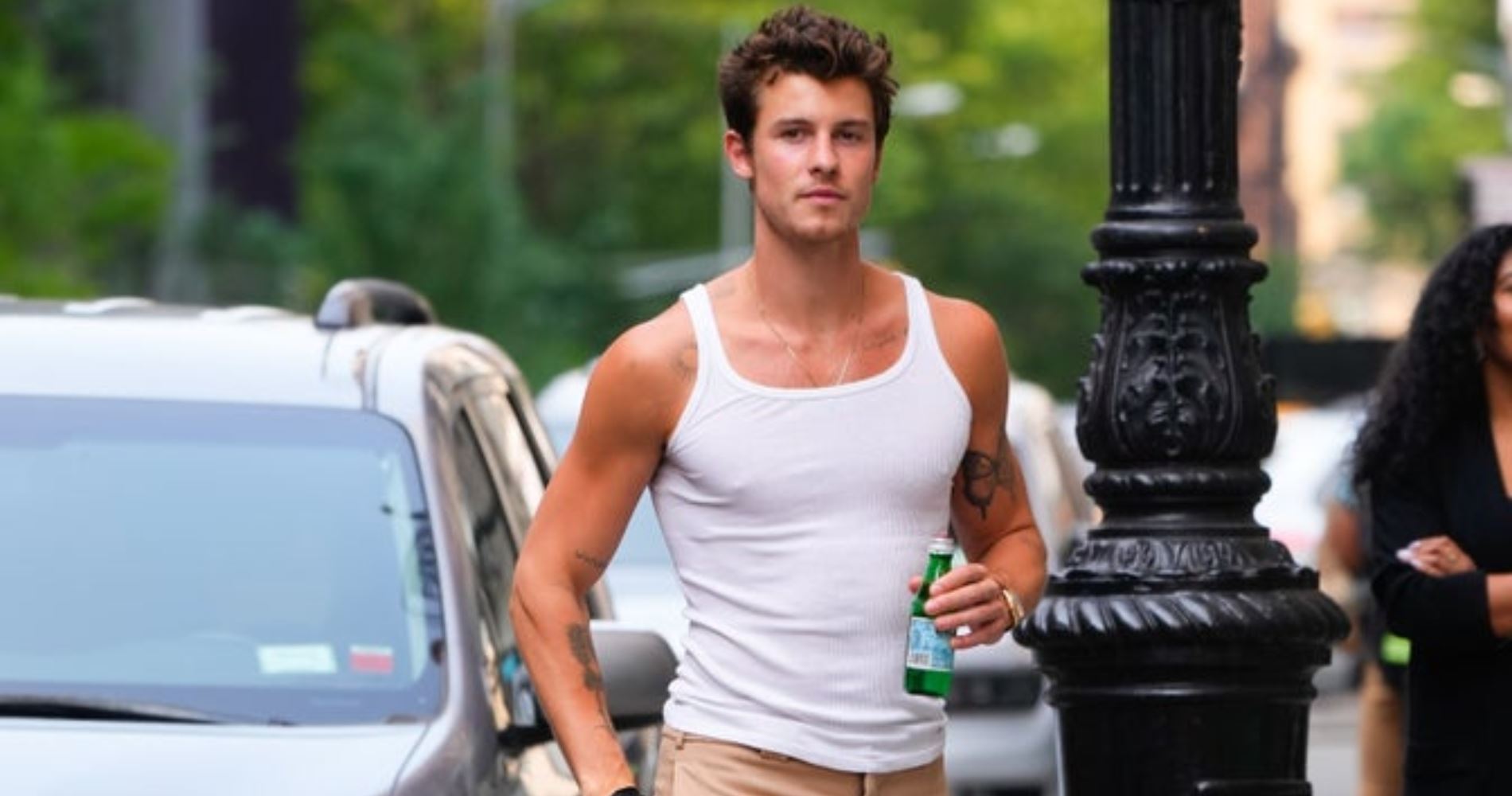 Στιλάτος με απλό φανελάκι αυτό το καλοκαίρι