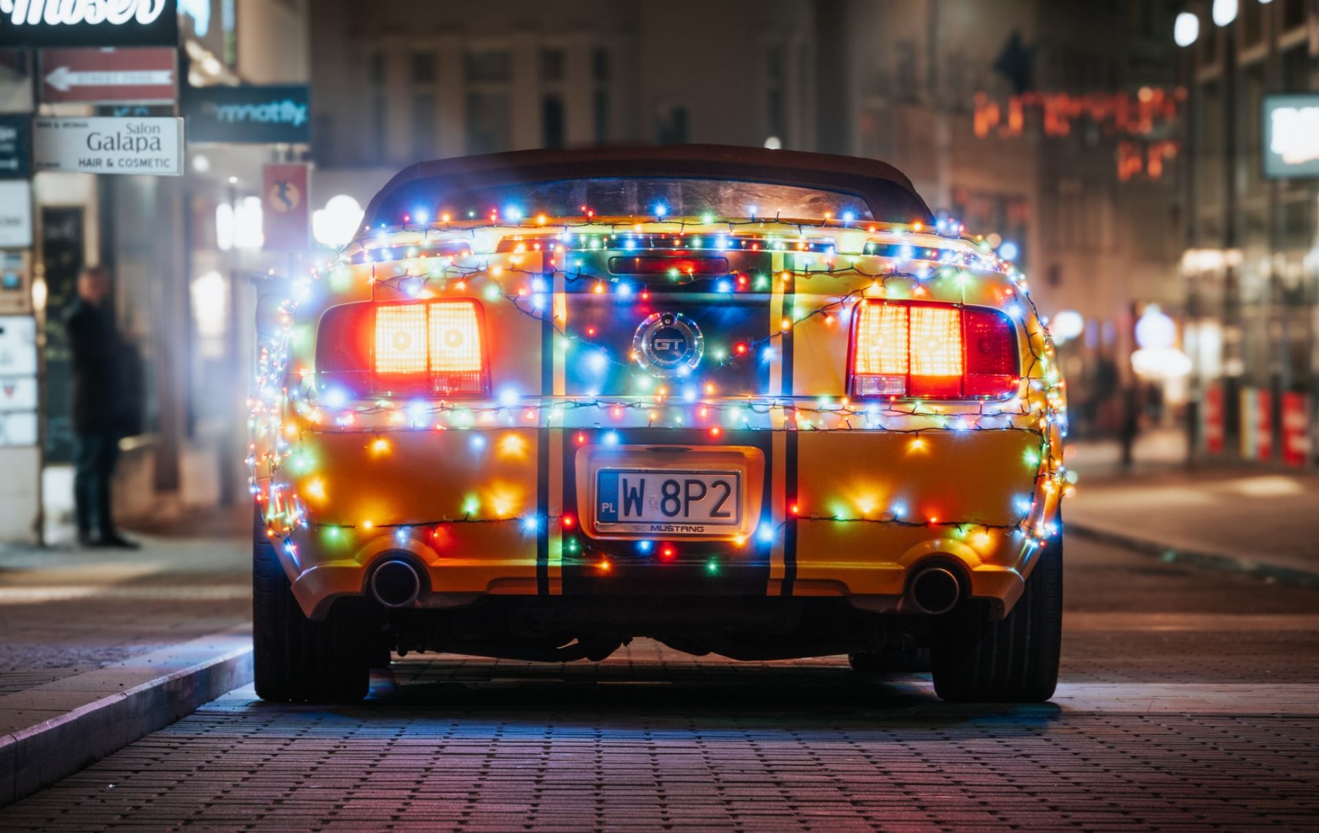 Χριστουγεννιάτικα λαμπάκια στο αυτοκίνητο: είναι παράνομα ή όχι στην Ελλάδα;