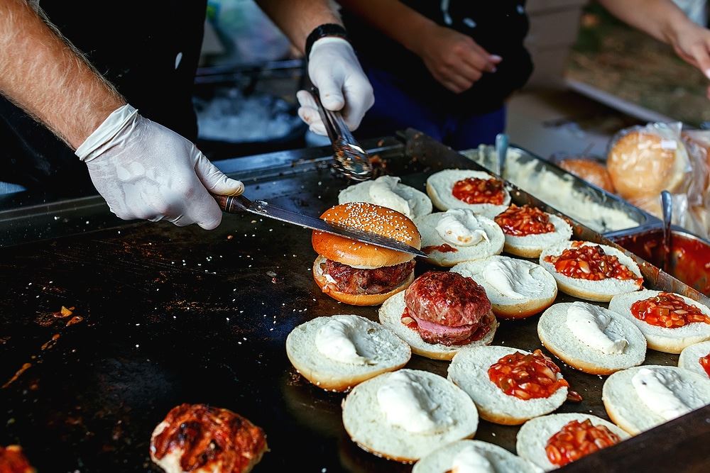 Οι εύκολες συνταγές για να φτιάξεις τα πιο επικά burger του Λος Άντζελες