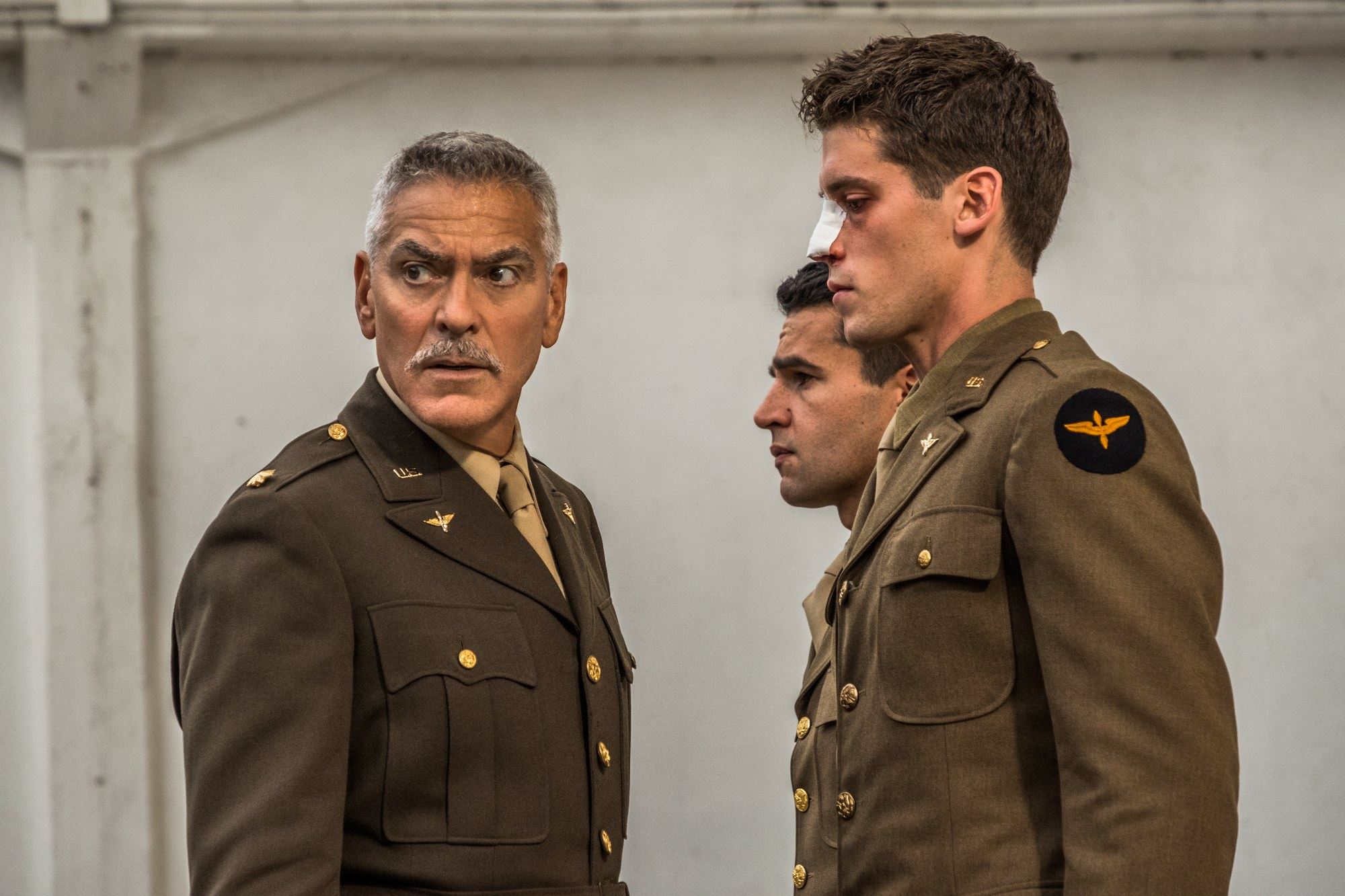 Ο George Clooney ζει την παράνοια του πολέμου στο trailer του Catch-22