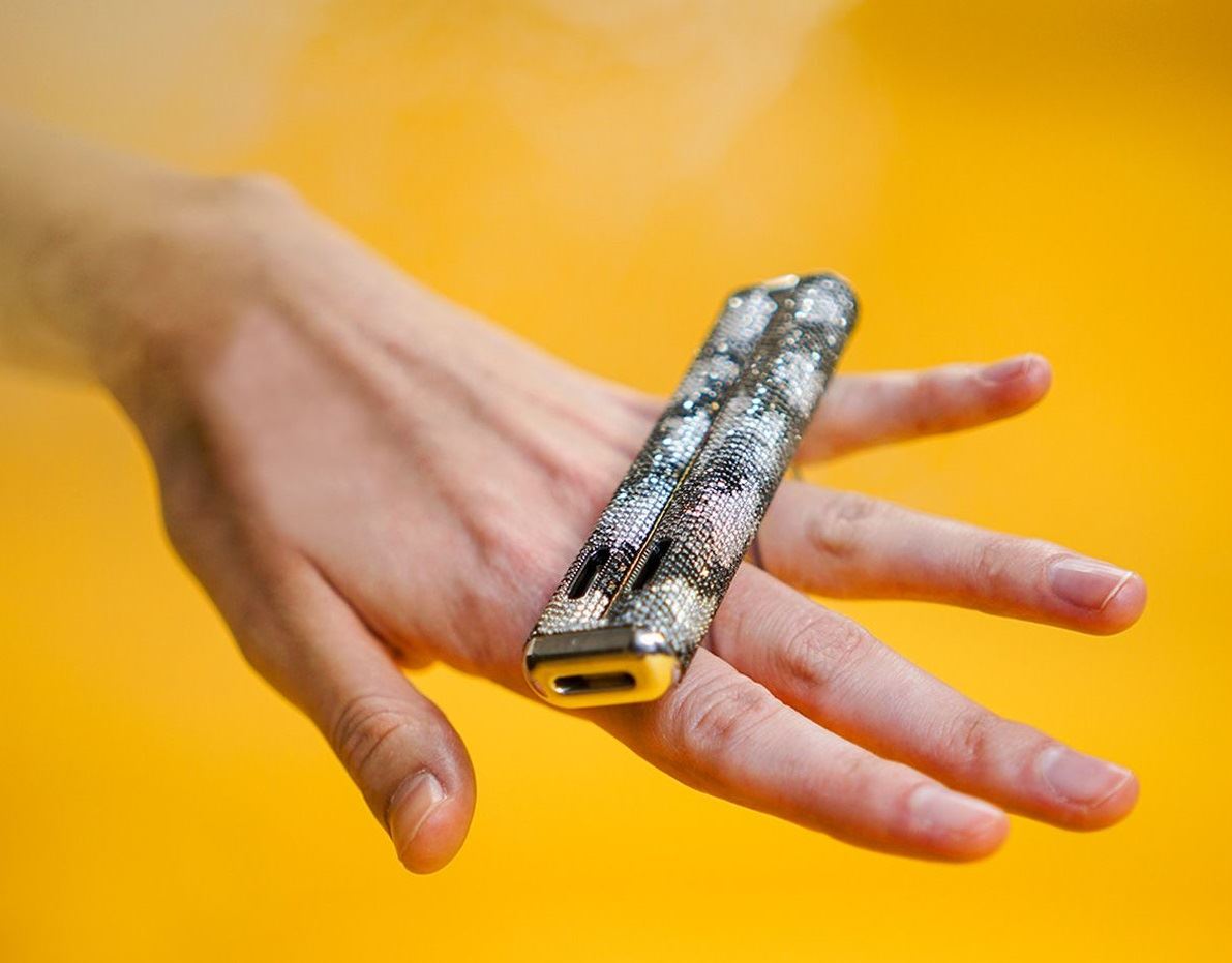 Το ηλεκτρονικό τσιγάρο των $100.000 καλύπτεται από χρυσό και διαμάντια