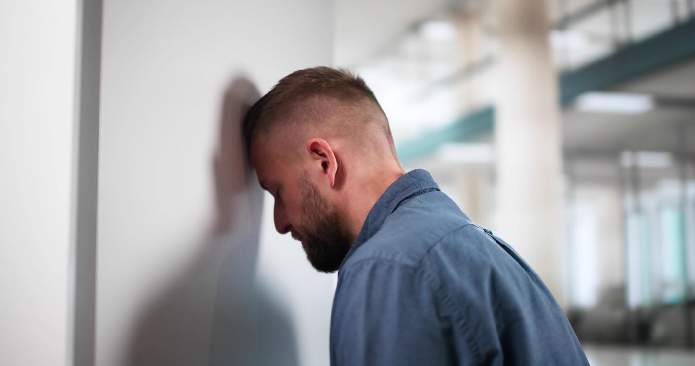 Τι είναι το "σύνδρομο του απατεώνα" και πώς μπορείς να το αντιμετωπίσεις;