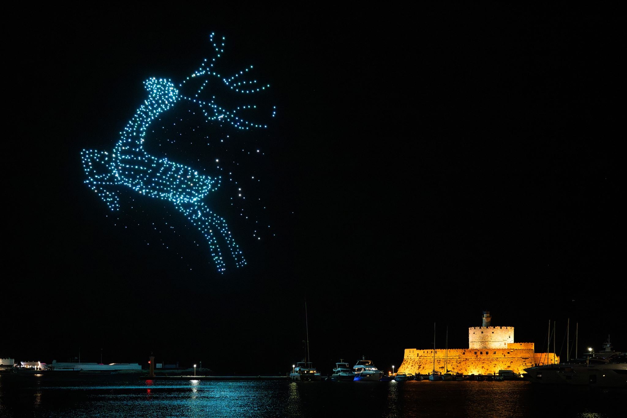 DRNS Drone Light Show: Ο Κολοσσός της Ρόδου αναβίωσε στον ουρανό με 1.000 drones