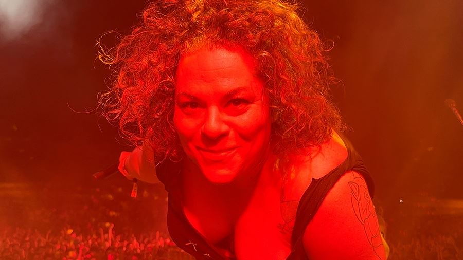 Ναι, η Ματούλα Ζαμάνη έβγαλε την μπλούζα της