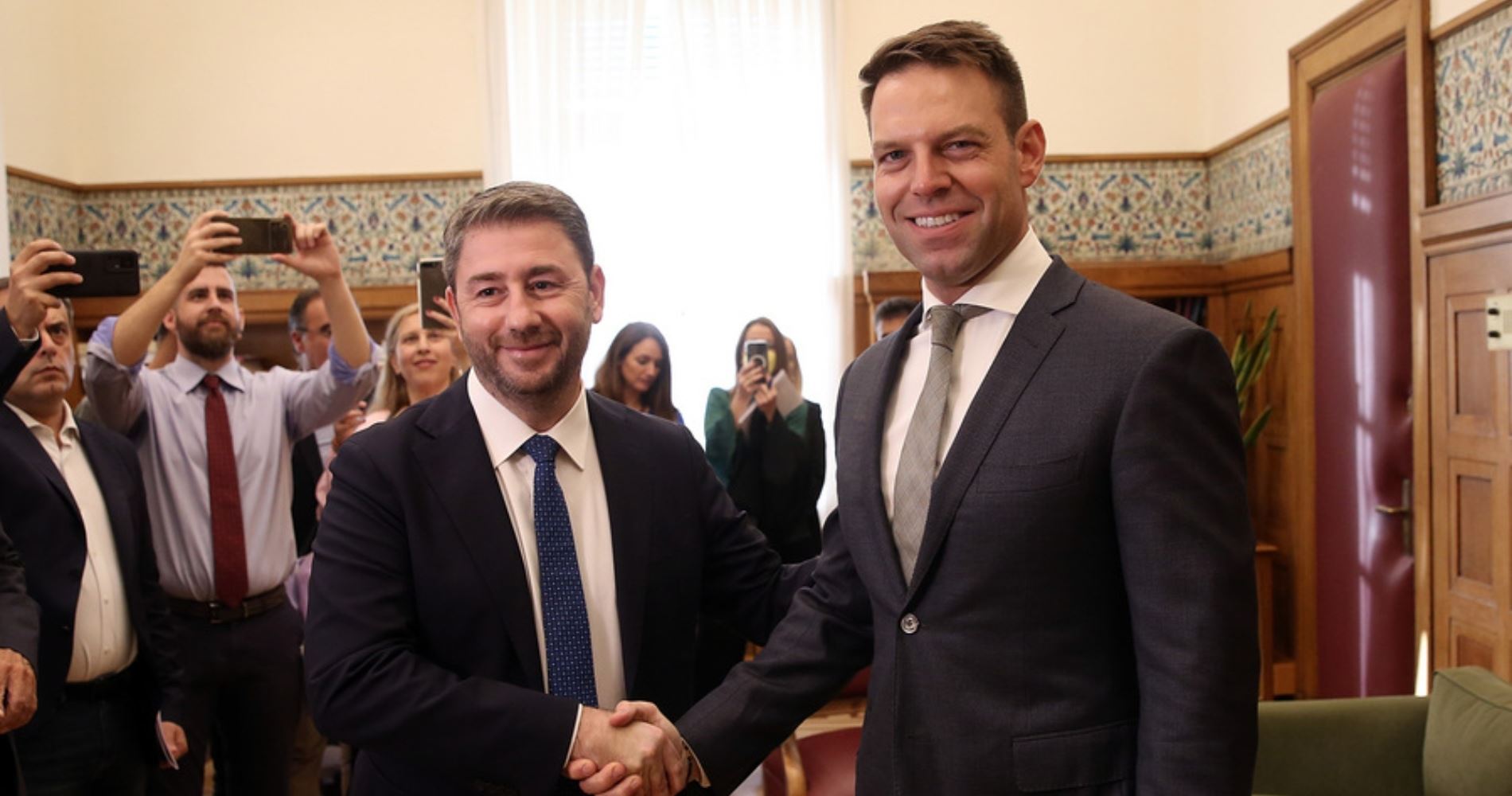 Κασσελάκης εναντίον Σημίτη, 24 ώρες μετά τη σύσφιξη σχέσεων με το ΠΑΣΟΚ