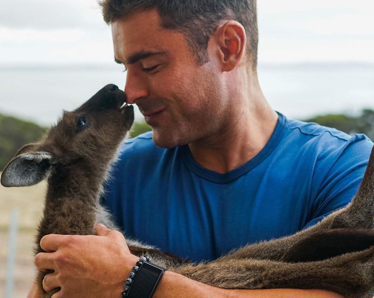 Τι δουλειά έχει ο Zac Efron στη Νήσο Καγκουρό;