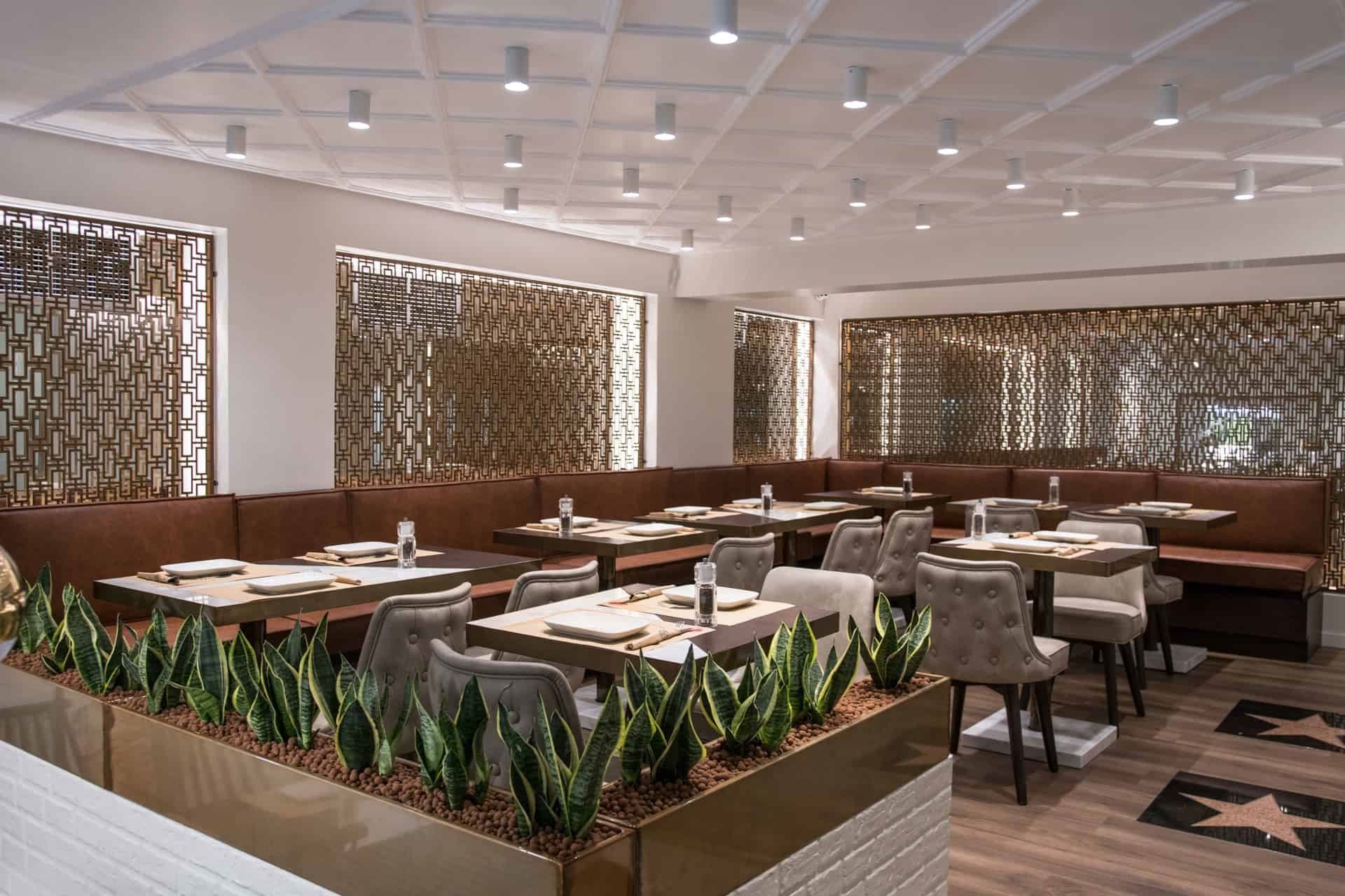 Το nice n easy στο Κολωνάκι ανακαινίστηκε, ανανεώθηκε και ανοίγει τις πράσινες πόρτες του για να γιορτάσει τα 10 του χρόνια