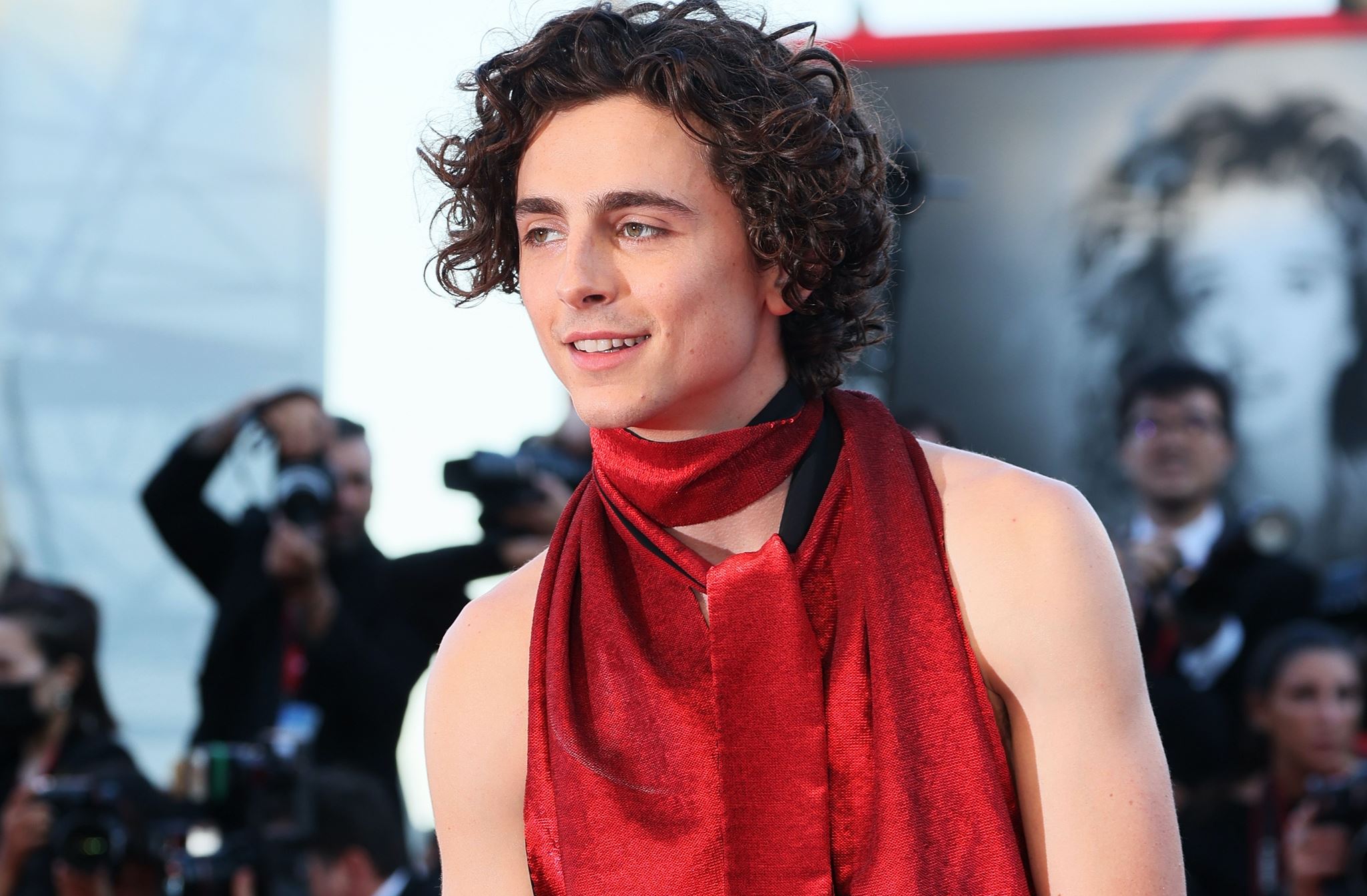 Ο Timothée Chalamet εμφανίστηκε με εξώπλατο, το σύμπαν παραληρεί