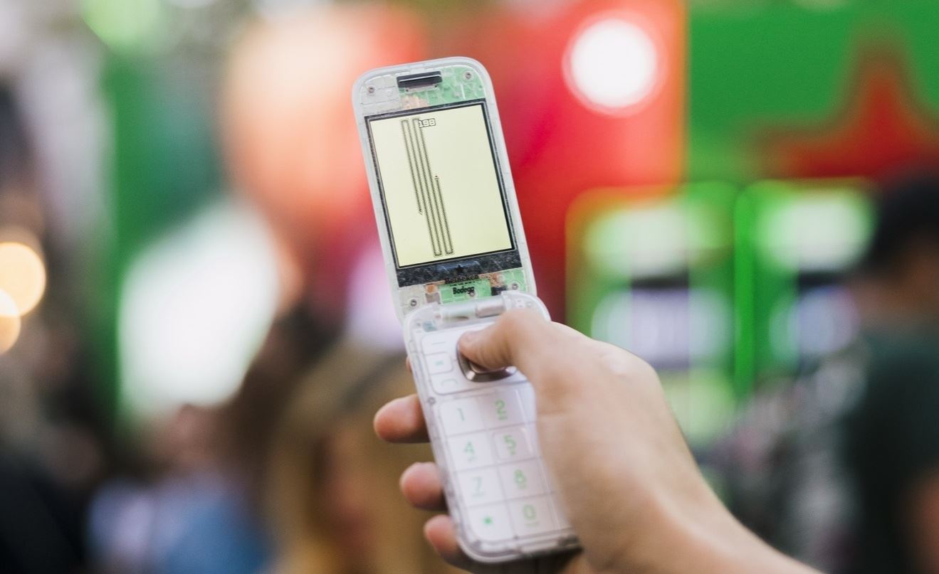 Αυτό το κινητό που δεν είναι smart θα σε γυρίσει στη δεκαετία του 2000