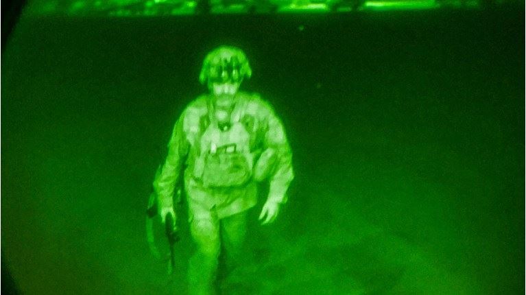 H ιστορική στιγμή που ο τελευταίος Αμερικανός αξιωματικός αποχωρεί από το Αφγανιστάν