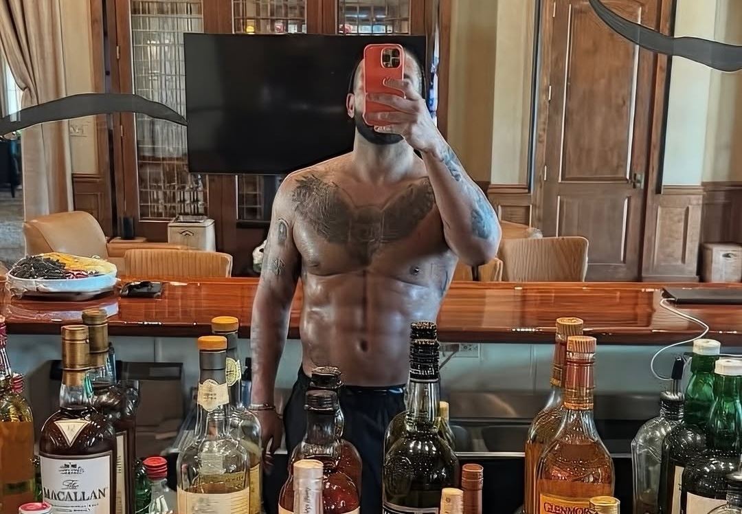 Είναι αληθινοί οι κοιλιακοί του Drake;