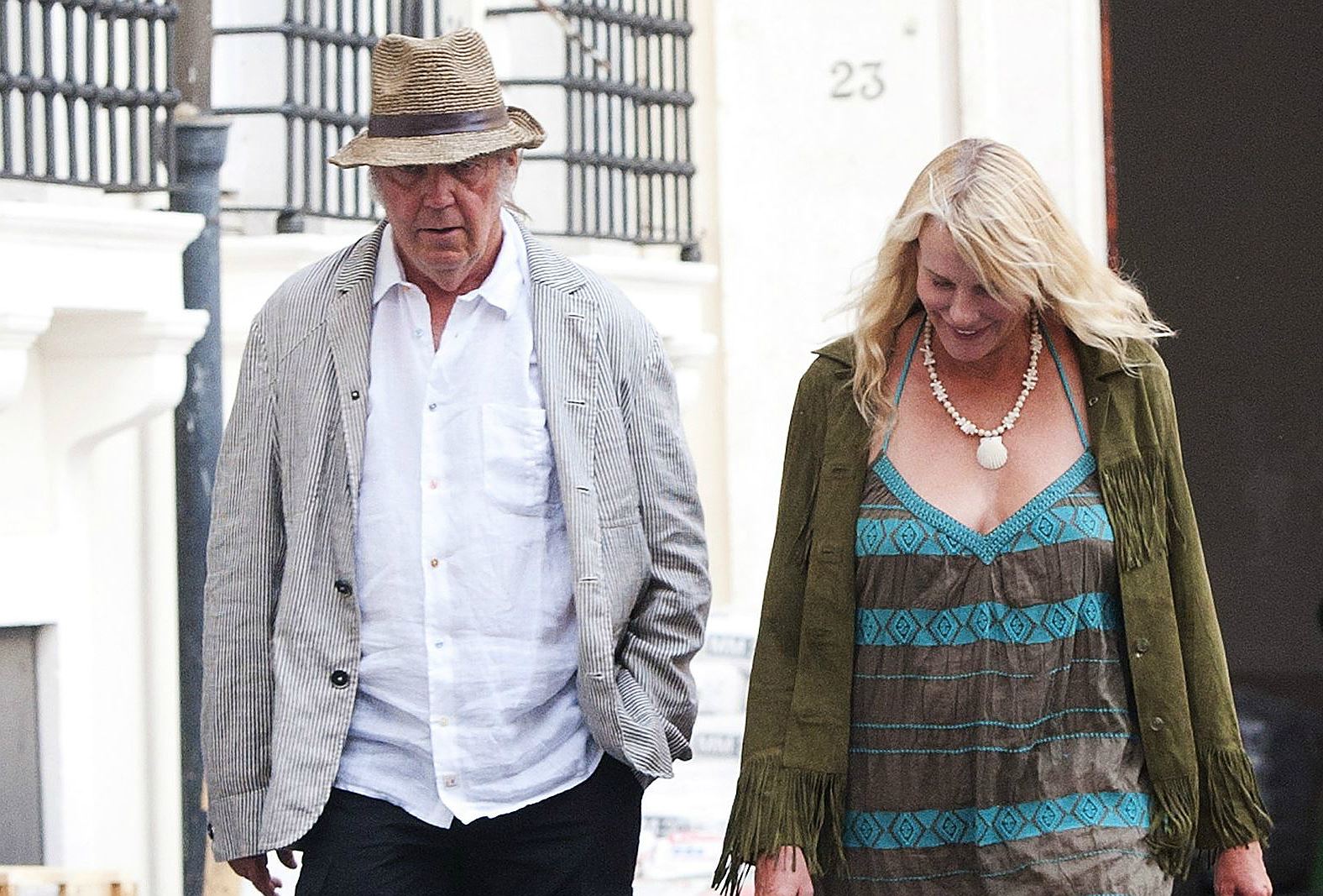 Στα καλά νέα της ημέρας: Ο Neil Young κι η Daryl Hannah παντρεύτηκαν
