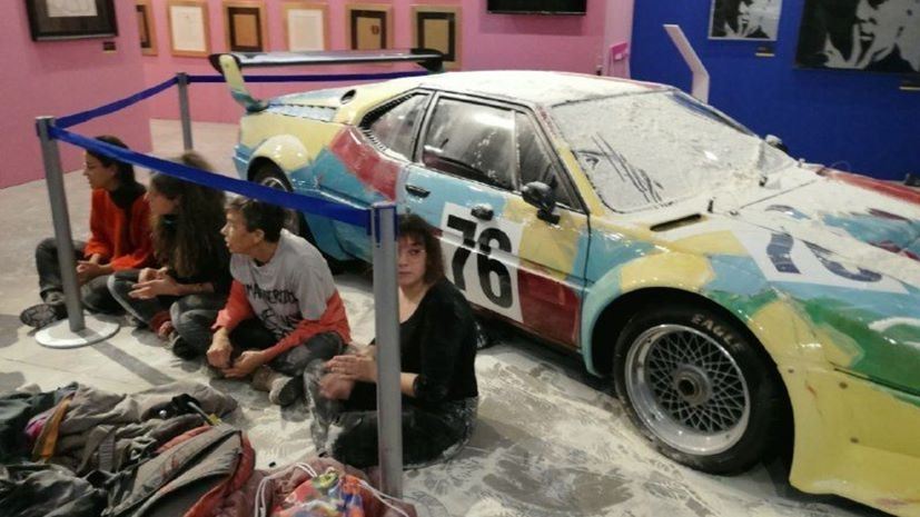 Ο νέος ακτιβισμός τα έβαλε και με την BMW Μ1 του Andy Warhol