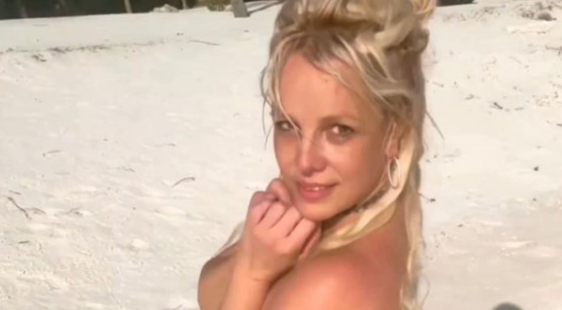 H Britney Spears γιορτάζει την επιτυχία του βιβλίου της χωρίς ρούχα στην παραλία