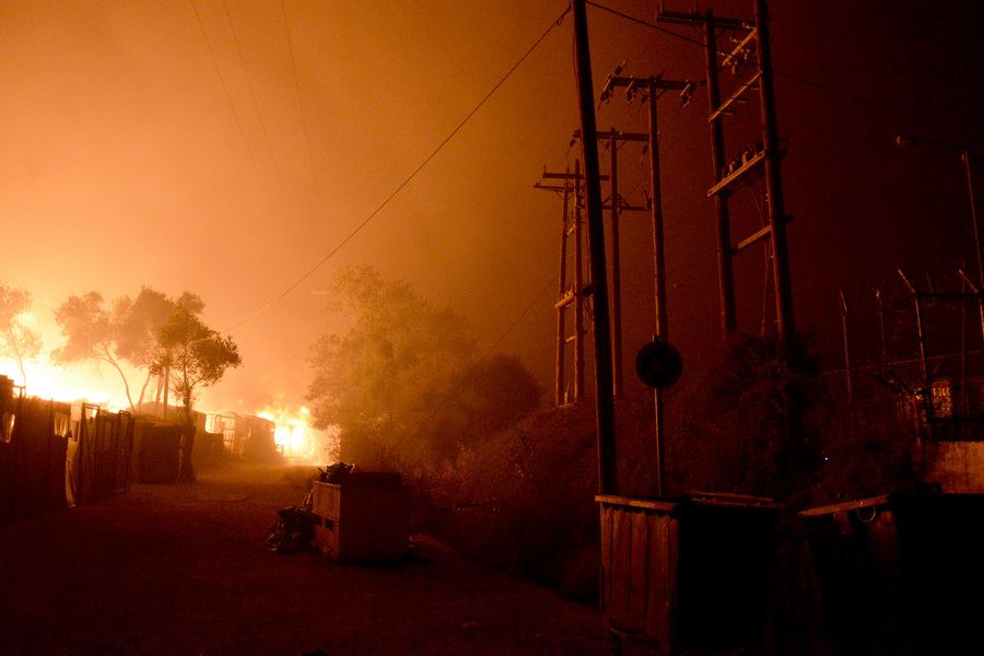 Το φως της ημέρας έδειξε το μέγεθος της καταστροφής του καταυλισμού στην Μόρια