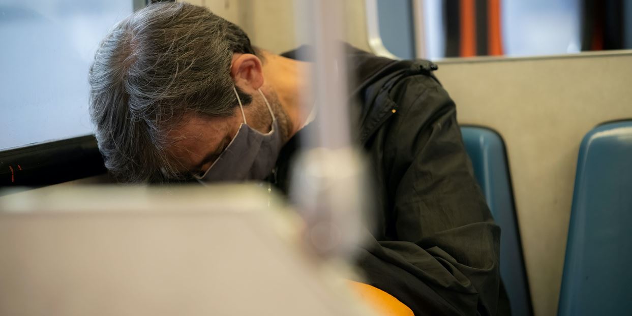 Γιατί καταργούνται τα μέτρα παρά την αύξηση των κρουσμάτων