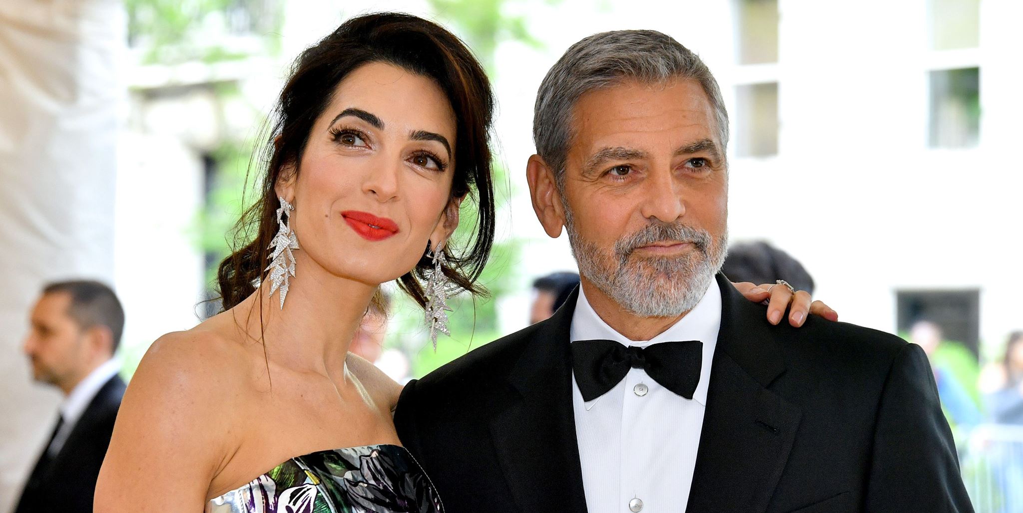 Ο George και η Amal Clooney δωρίζουν $100.000 για τα παιδιά μεταναστών
