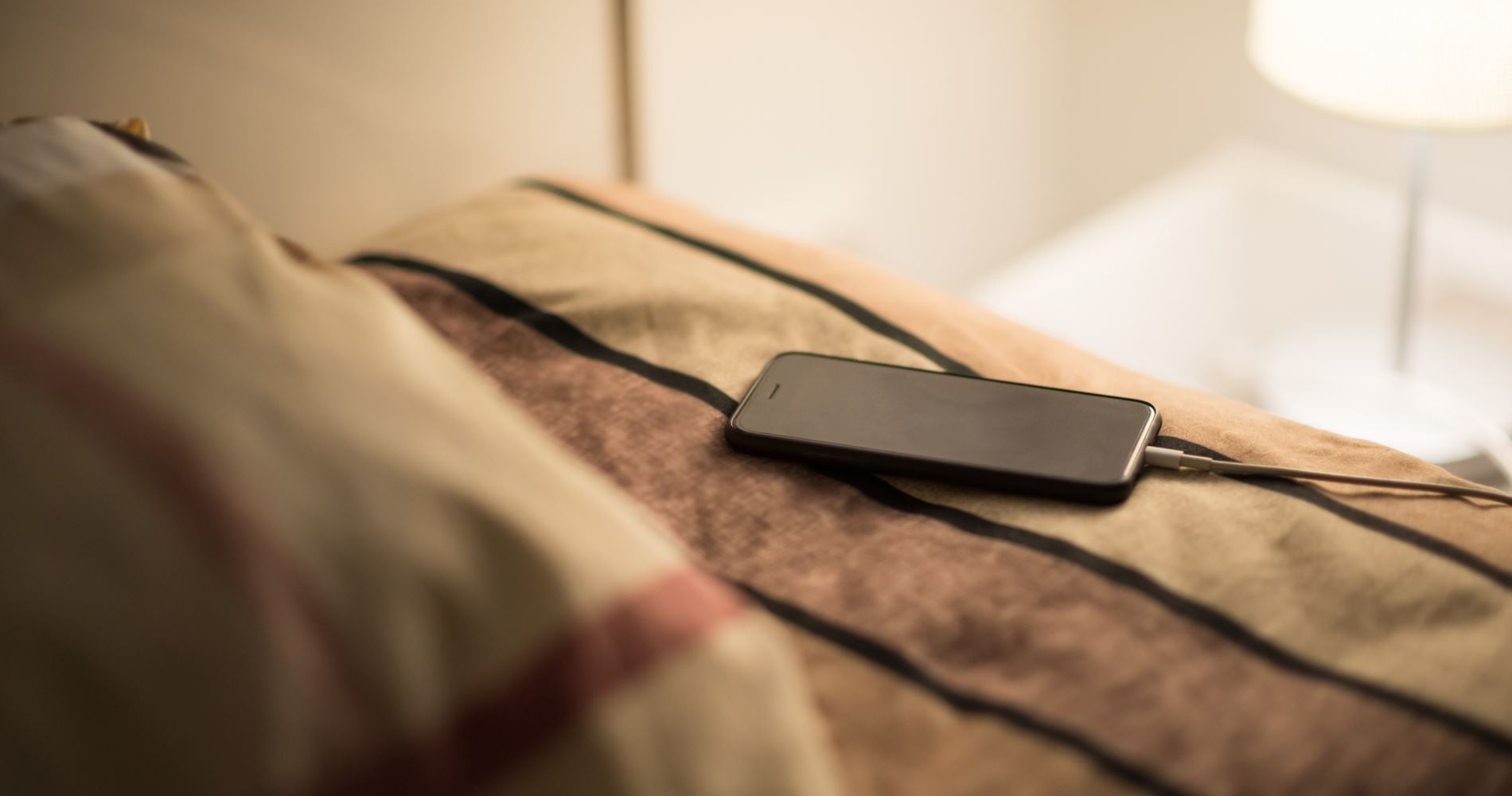 Τελικά, πόσο κακό είναι να φορτίζεις το κινητό σου τη νύχτα;