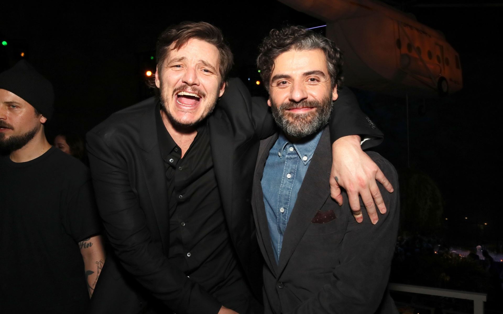 Δείτε τη νέα viral αγκαλιά των Oscar Isaac και Pedro Pascal